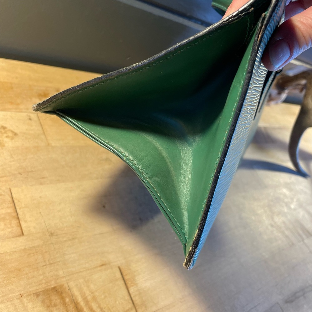 Louis Vuitton Vintage Epi Sac Triangle Bag! - Picture 5 of 15